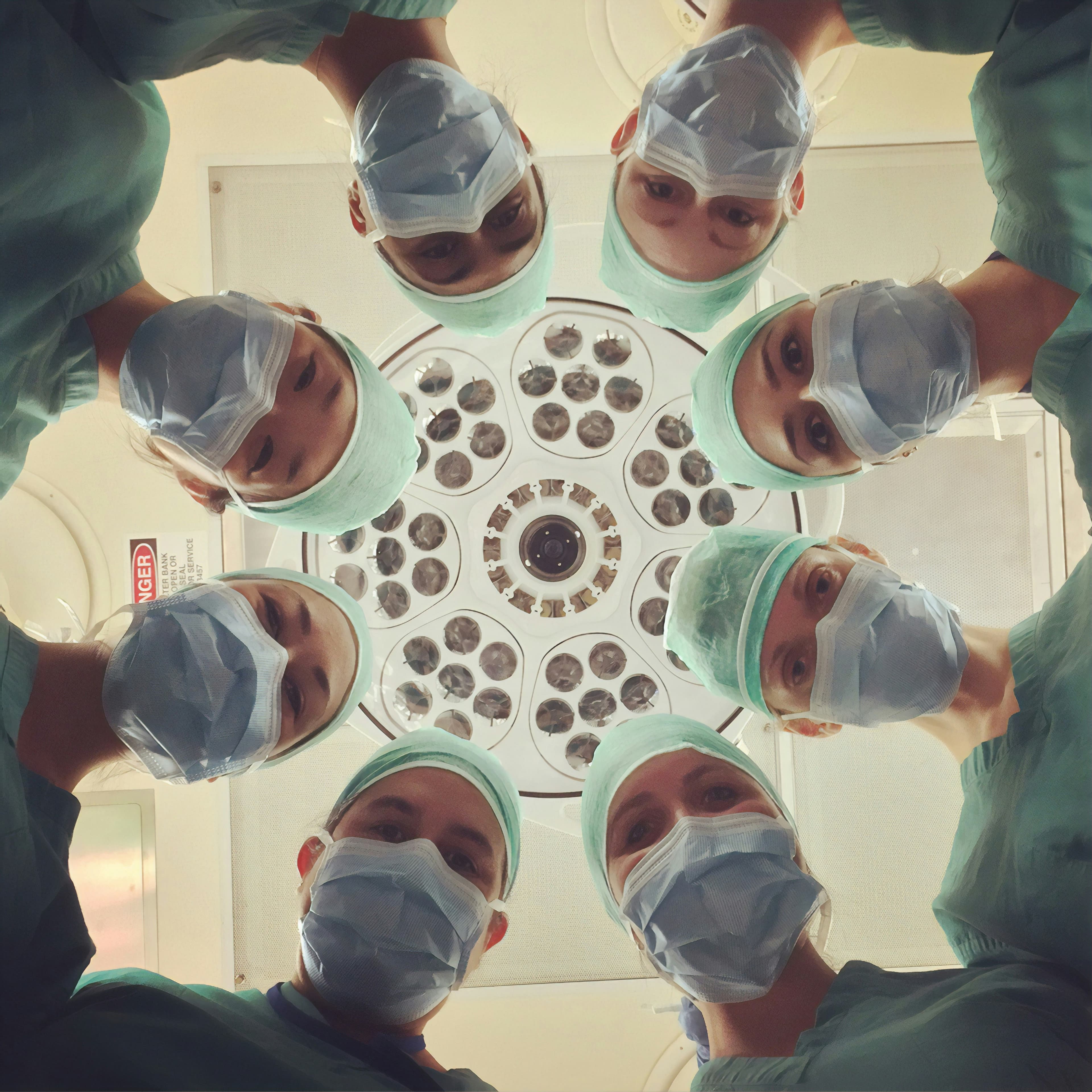 seo chirurgie plastique : équipe chirurgicale en salle d'opération