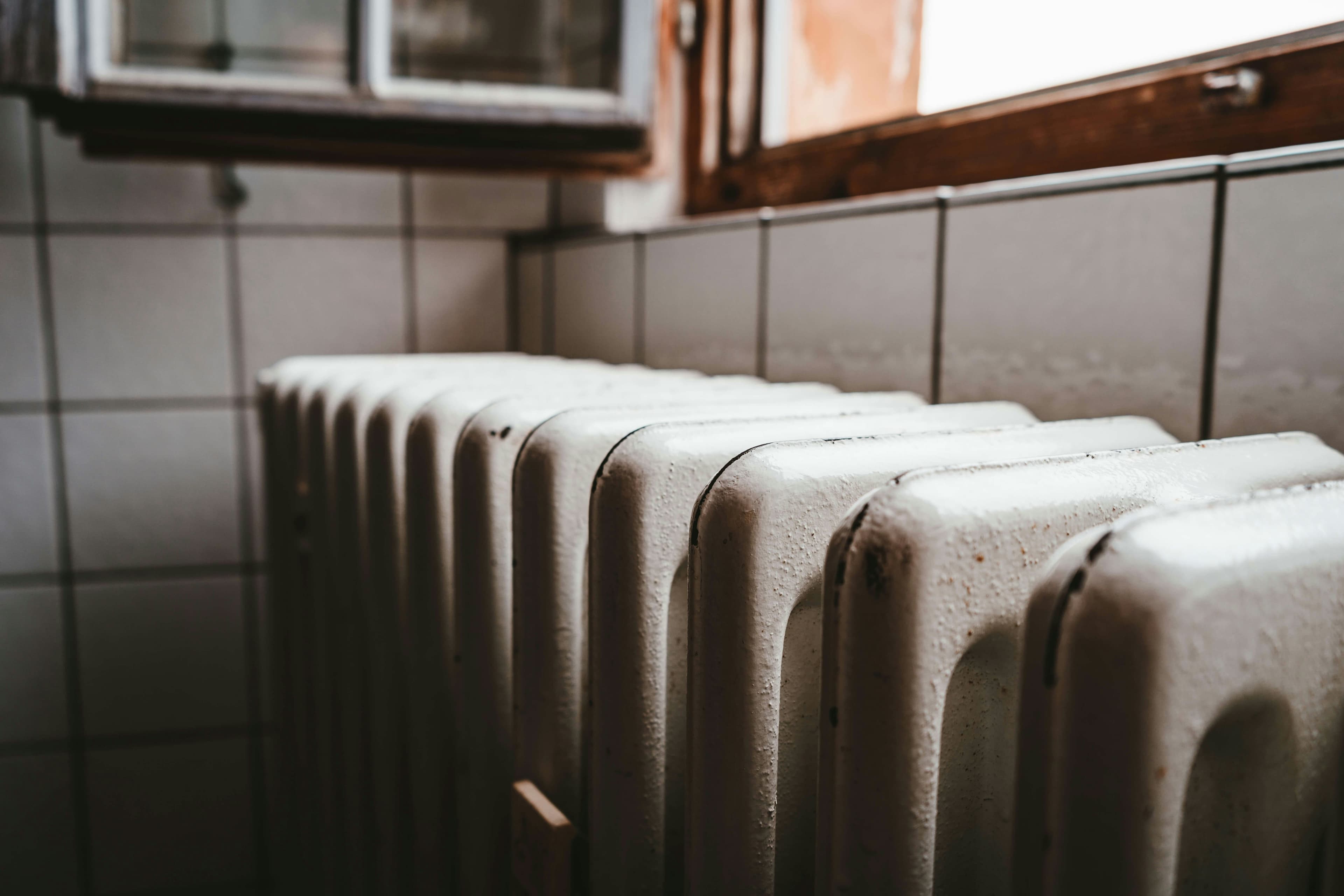 Radiateur blanc dans pièce moderne, exemple installation chauffagiste