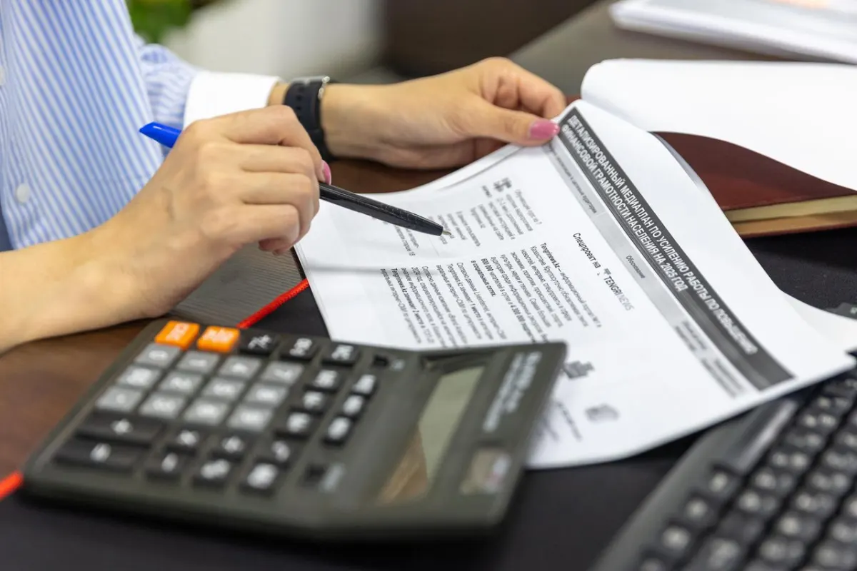 Gros plan sur des documents comptables et une calculatrice sur un bureau, travail d'un expert-comptable