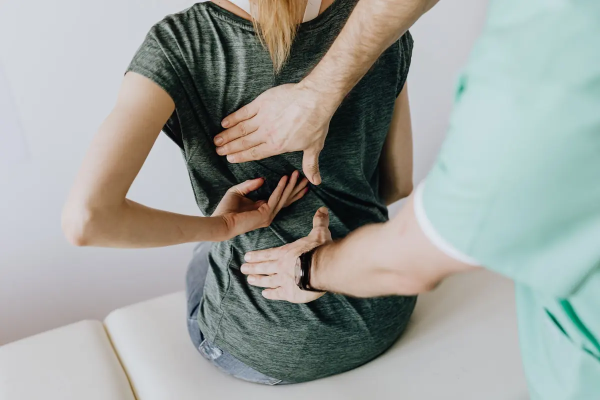 Patiente souffrant du dos examinée par un praticien