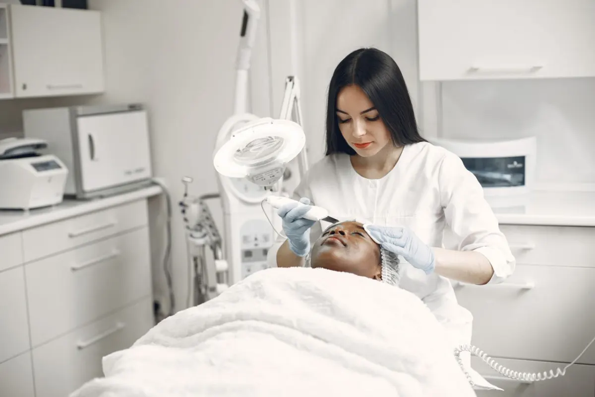Soin du visage doux réalisé par une praticienne dans un cabinet de médecine esthétique moderne