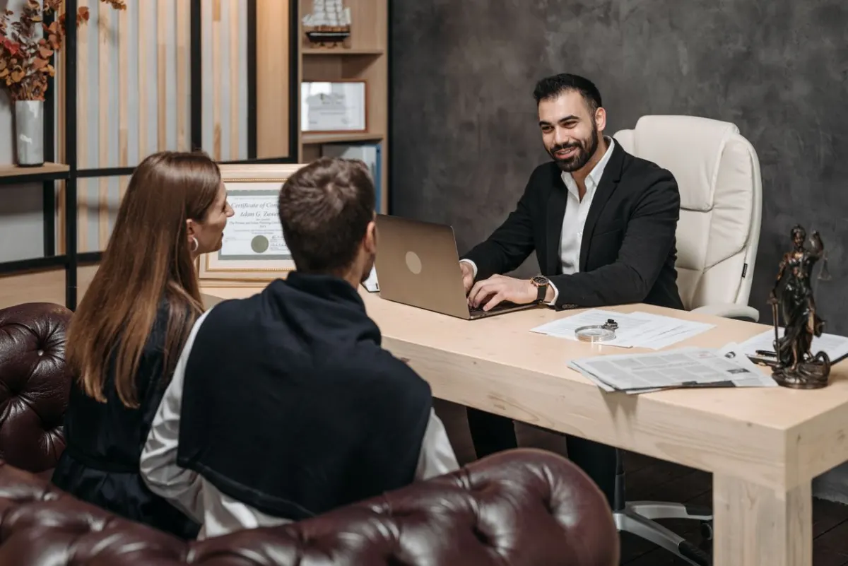 Notaire recevant un couple pour des conseils dans un bureau élégant
